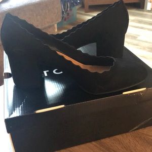 Size 10wide torrid scallops block heel (black)